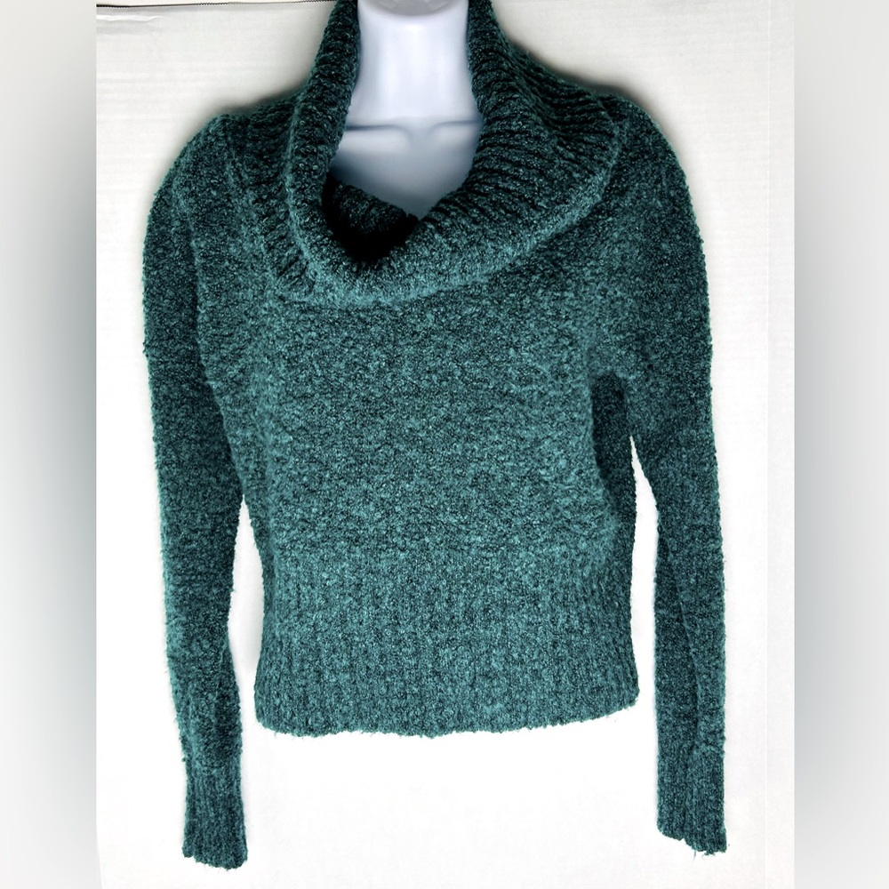 MUDD EMERALD GREEN COW NECK LONG SLEEVE KNIT CROP TOP. WOMEN’S MEDIUM